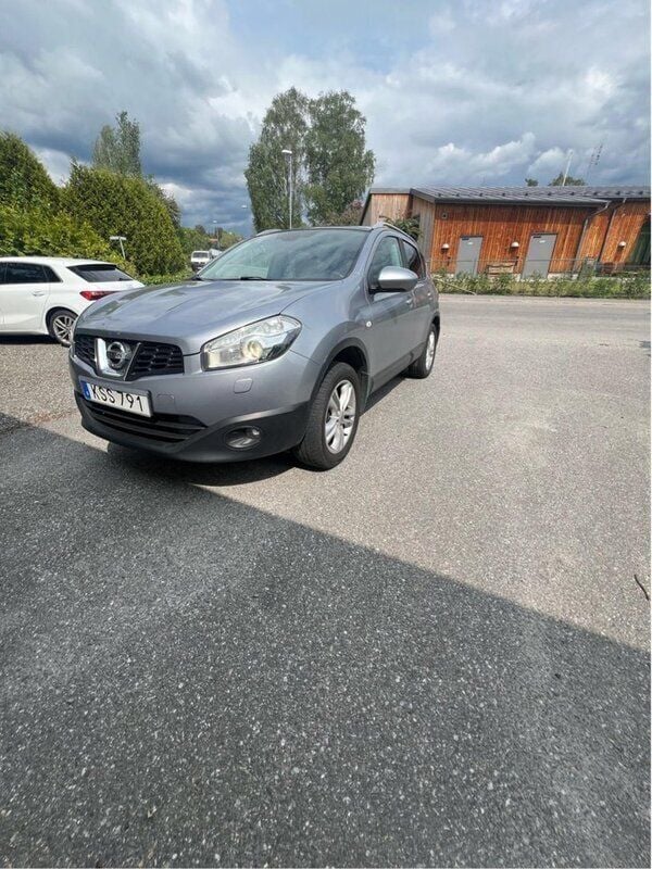 Grå Begagnad 2010 Nissan Qashqai SUV | 63 000 kr (Bra pris) - Bild 1/4