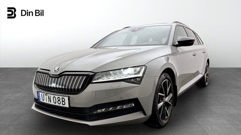 Grå Begagnad 2023 Skoda Superb SportLine Kombi | 369 900 kr (Dyr) - Bild 1/4