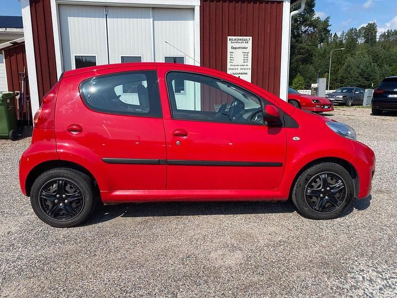 Röd Begagnad 2012 Peugeot 107 Halvkombi | 44 800 kr (Lite dyr) - Bild 1/4