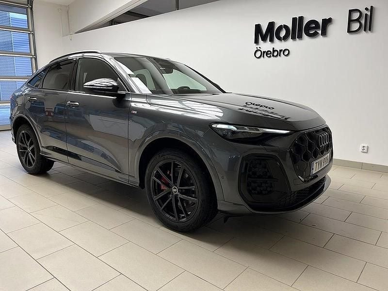 Grå Ny 2025 Audi Q5 Sportback S-Line SUV | 814 900 kr (Marknadspris) - Bild 1/4