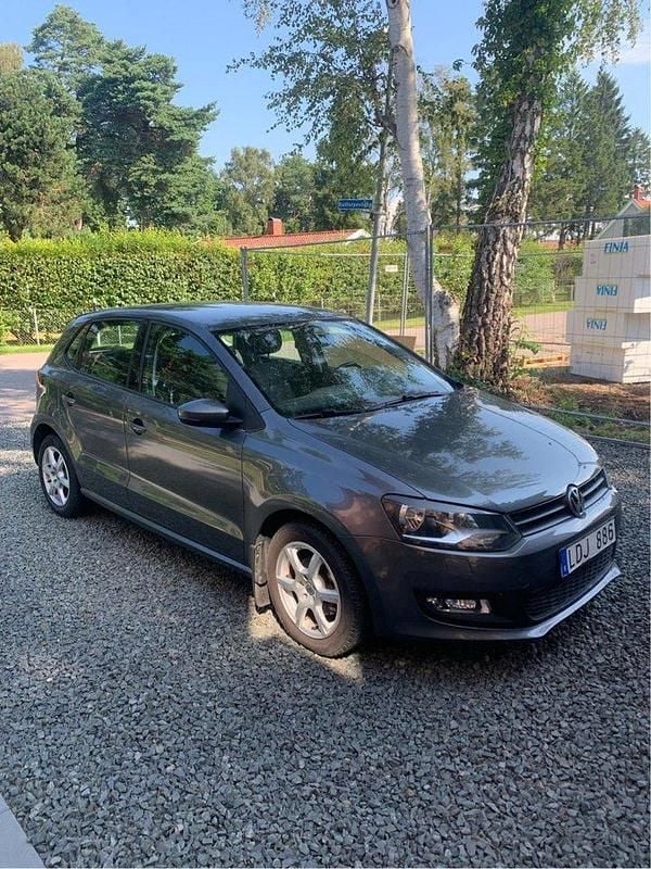 Grå Begagnad 2011 VW Polo Halvkombi | 64 000 kr (Marknadspris) - Bild 1/3