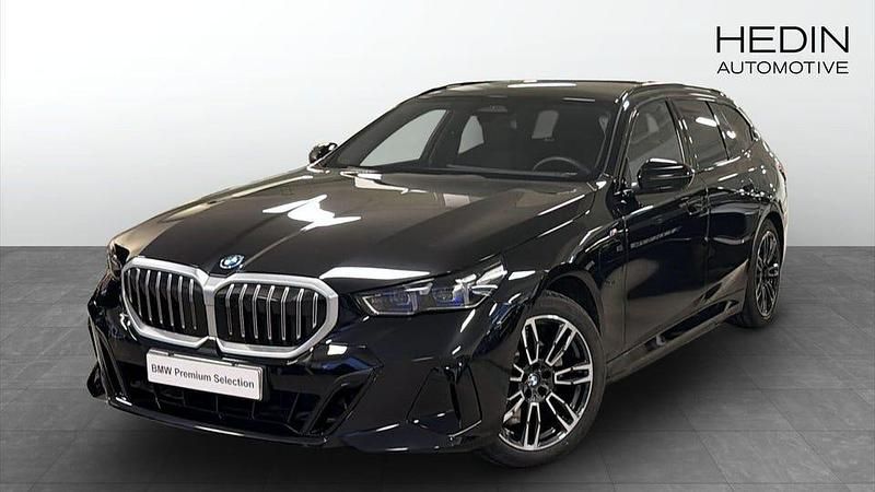 Svart Begagnad 2025 BMW 530 M Sport Kombi | 609 700 kr - Bild 1/4