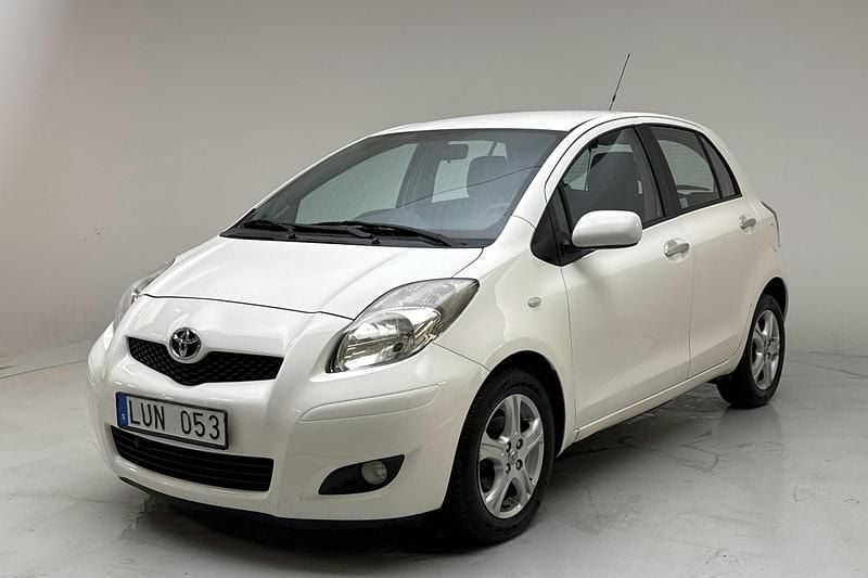 Vit Begagnad 2011 Toyota Yaris Halvkombi | 69 000 kr (Marknadspris) - Bild 1/4
