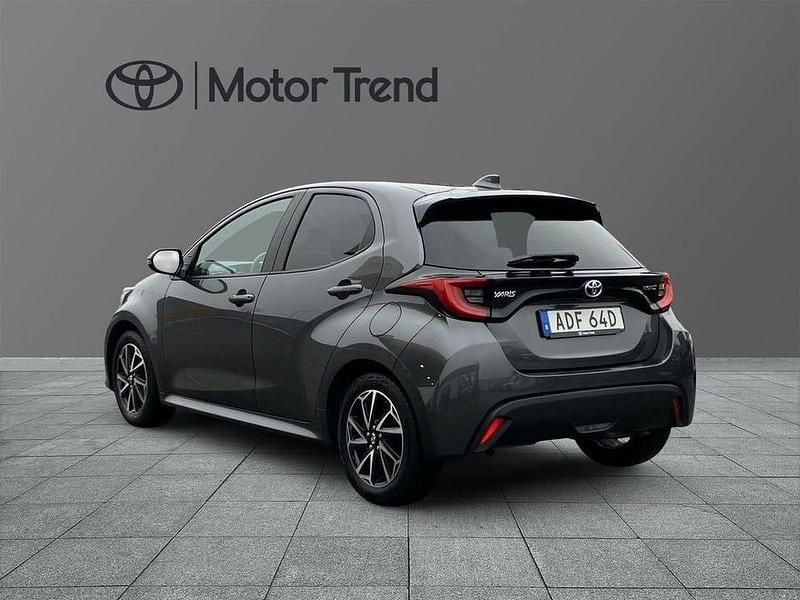 Begagnad Toyota Yaris Hybrid Active 117 HK (86 kW) 2022 Grå