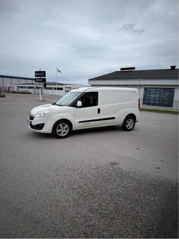 Vit Begagnad 2014 Opel Combo Minibuss | 70 000 kr (Dyr) - Bild 1/4