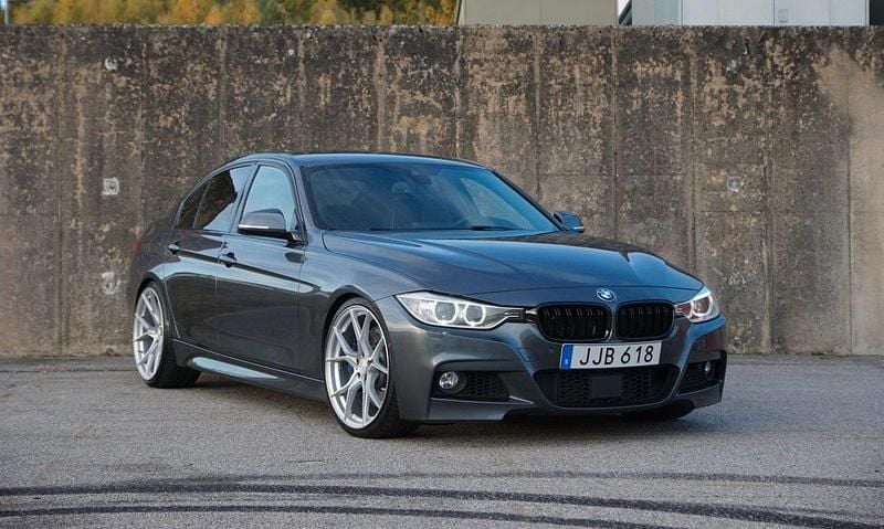 Grå Begagnad 2014 BMW 335 M Sport Sedan | 239 000 kr (Dyr) - Bild 1/4