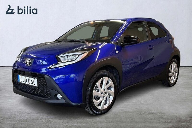 Blå Begagnad 2024 Toyota Aygo Comfort Halvkombi | 189 900 kr (Marknadspris) - Bild 1/3
