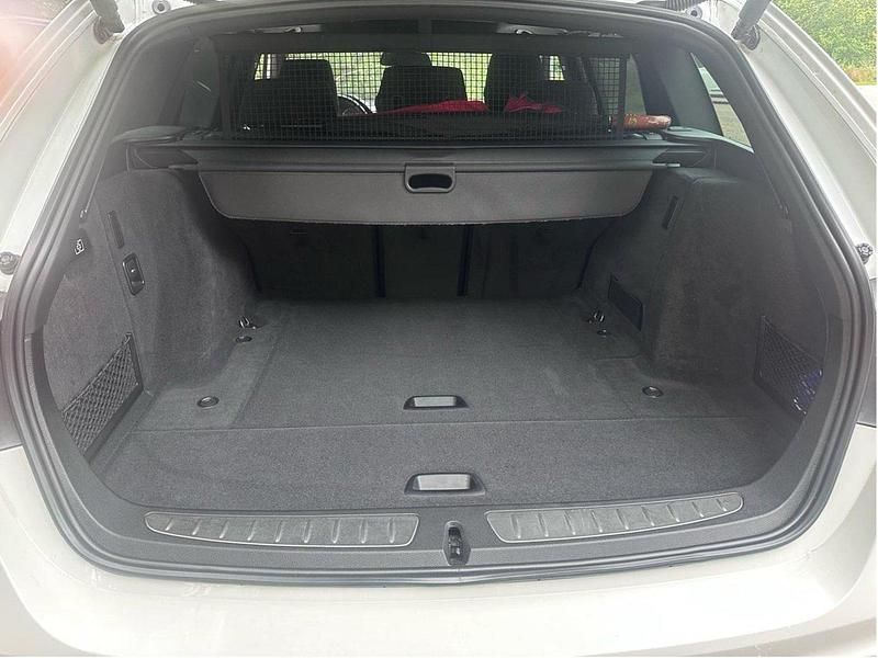 Vit Begagnad 2016 BMW 320 M Sport Kombi | 229 000 kr (Dyr) - Bild 1/4