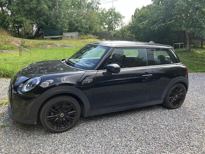 Svart Begagnad 2022 Mini Cooper SE Halvkombi | 204 000 kr (Marknadspris) - Bild 1/2