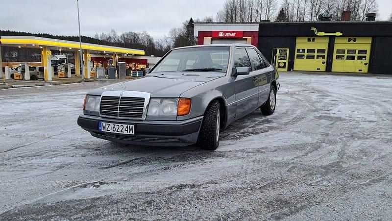 Begagnad Mercedes E400 275 HK (202 kW) 1992 Sedan