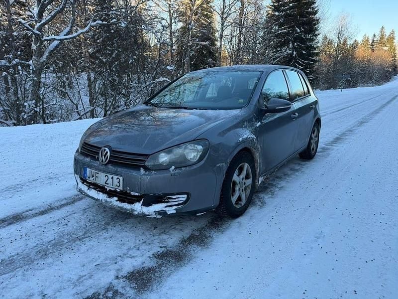 Begagnad 2010 VW Golf VI Halvkombi | 35 000 kr (Superpris) - Bild 1/4