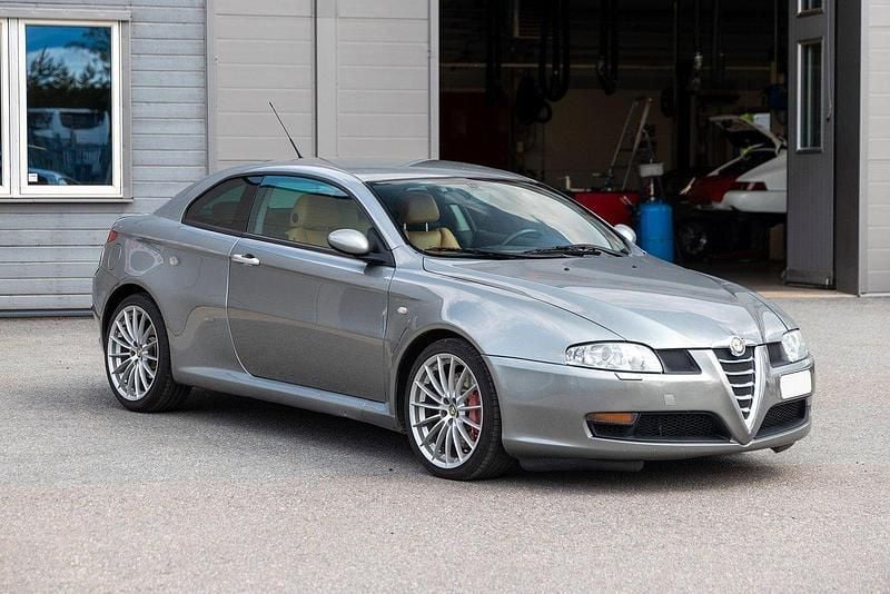 Grå Begagnad 2004 Alfa Romeo GT Distinctive Sportkupé | 85 000 kr - Bild 1/4