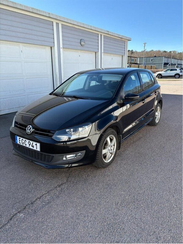 Svart Begagnad 2014 VW Polo Halvkombi | 80 000 kr (Marknadspris) - Bild 1/4