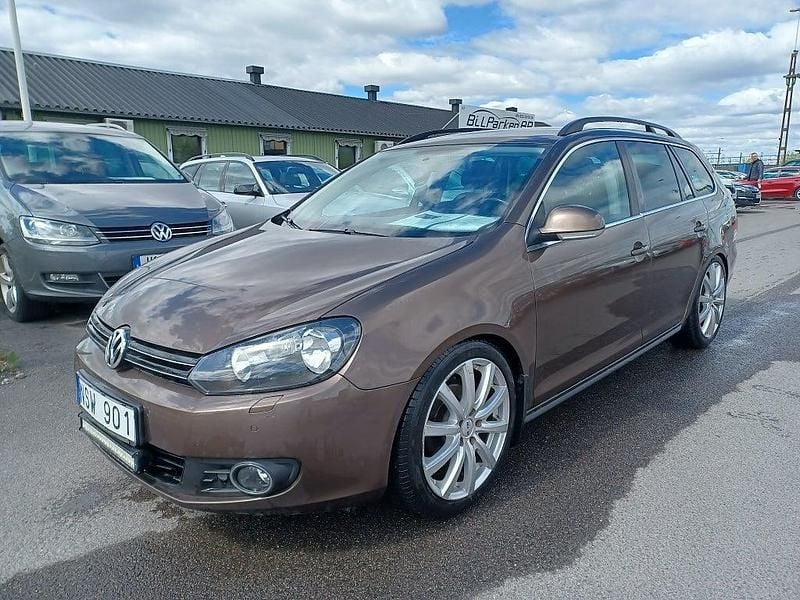 Mörkbrun Begagnad 2010 VW Golf Kombi | 54 900 kr (Marknadspris) - Bild 1/4