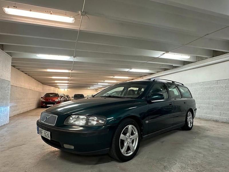 Mörkgrön Begagnad 2001 Volvo V70 Kombi | 32 900 kr (Dyr) - Bild 1/4