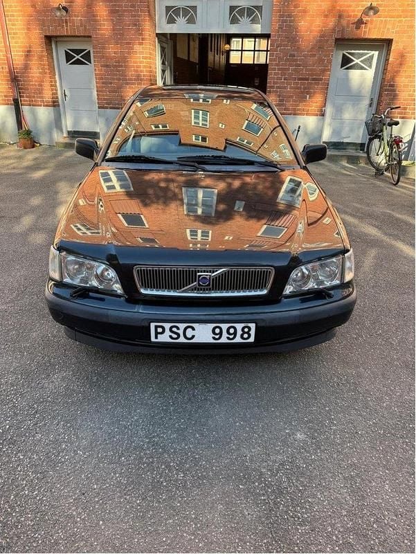 Svart Begagnad 2000 Volvo S40 Sedan | 16 400 kr (Marknadspris) - Bild 1/4
