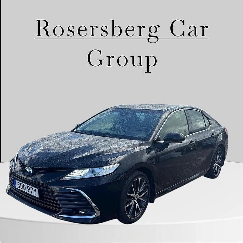 Svart Begagnad 2022 Toyota Camry Hybrid Executive Sedan | 289 875 kr (Marknadspris) - Bild 1/4