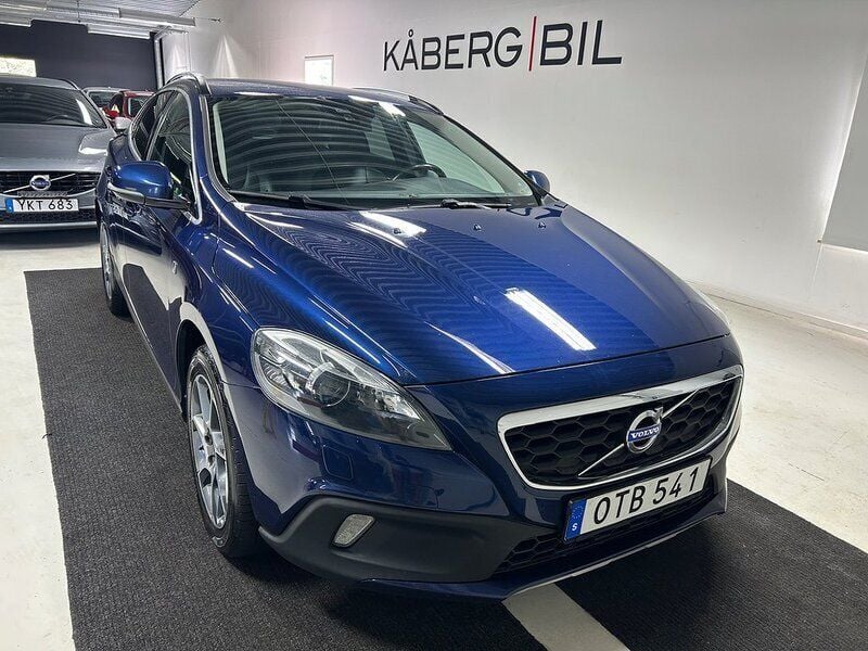 Blå Begagnad 2014 Volvo V40 CC Ocean Race Kombi | 119 900 kr (Marknadspris) - Bild 1/4