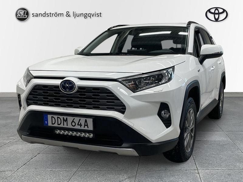Vit Begagnad 2021 Toyota RAV4 Hybrid Active SUV | 319 000 kr (Marknadspris) - Bild 1/3