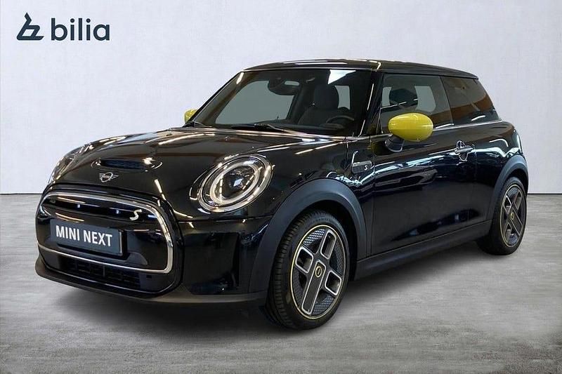 Svart Begagnad 2023 Mini Cooper SE Premium Halvkombi | 204 800 kr (Marknadspris) - Bild 1/4