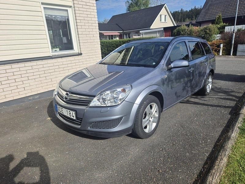 Grå Begagnad 2009 Opel Astra Kombi | 43 000 kr (Marknadspris) - Bild 1/4