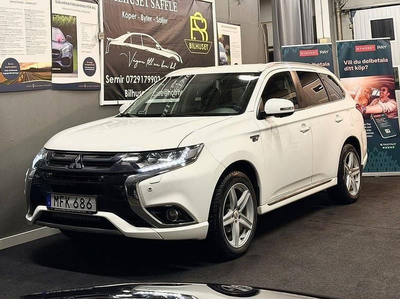 Vit Begagnad 2016 Mitsubishi Outlander SUV | 129 900 kr - Bild 1/4