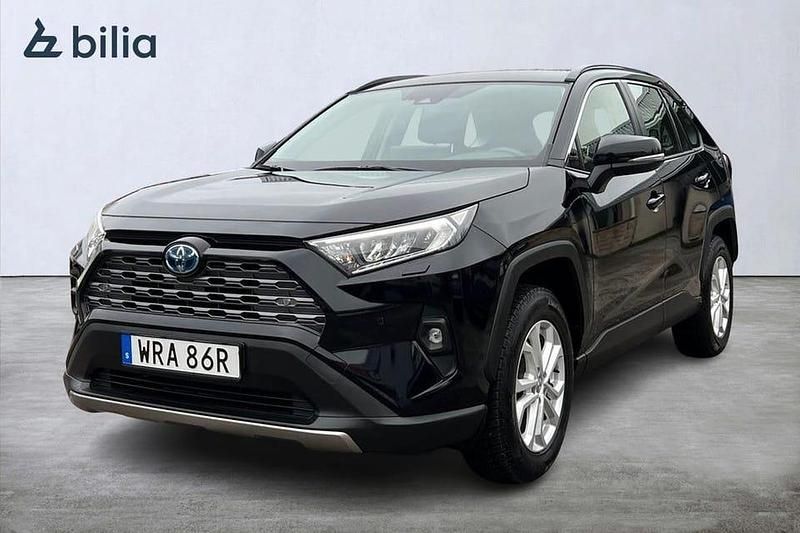 Svart Begagnad 2024 Toyota RAV4 Hybrid Active SUV | 399 900 kr (Bra pris) - Bild 1/3