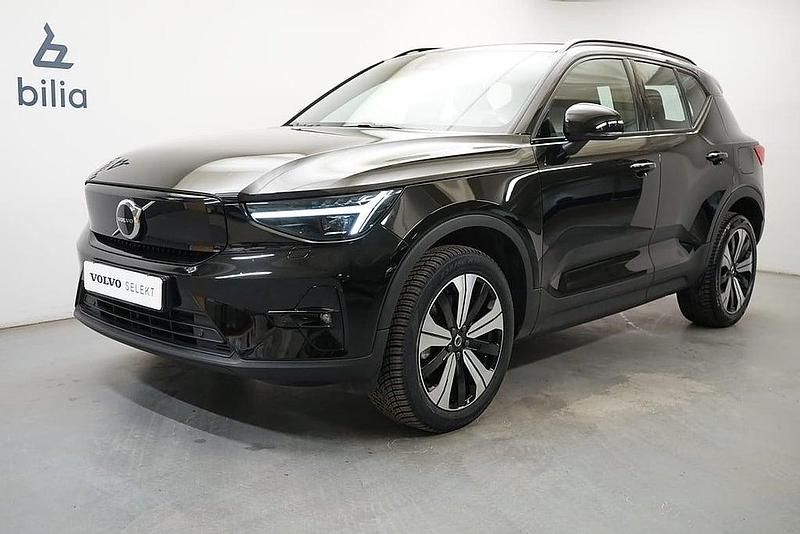 Svart Begagnad 2022 Volvo XC40 Plus SUV | 354 900 kr - Bild 1/3