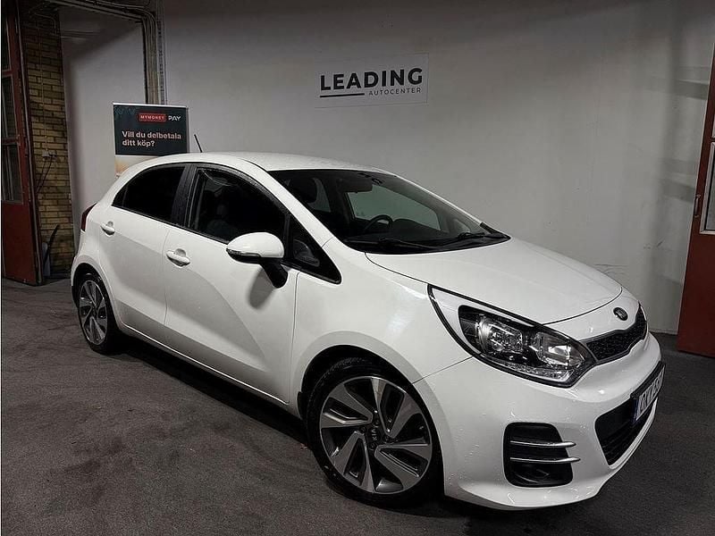 Vit Begagnad 2016 Kia Rio 2 Halvkombi | 89 900 kr (Marknadspris) - Bild 1/4