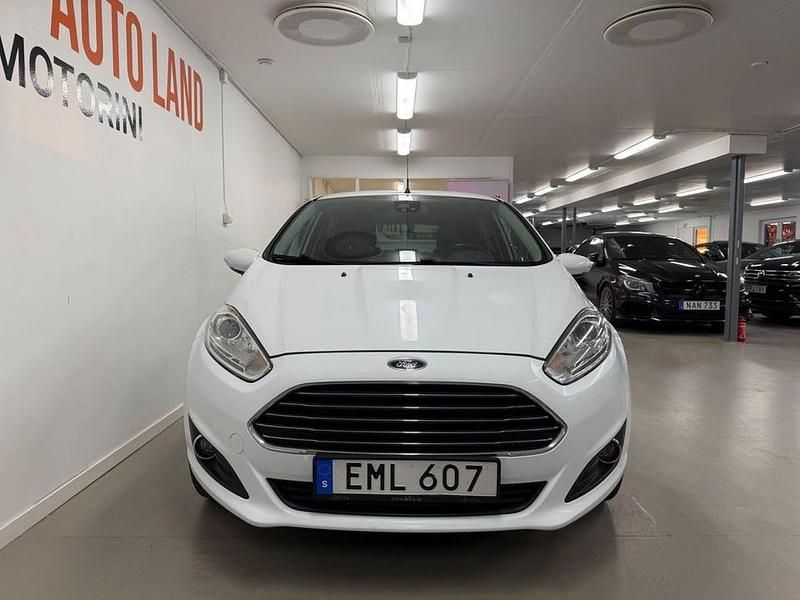 Begagnad Ford Fiesta Titanium 101 HK (74 kW) 2014 Vit Halvkombi