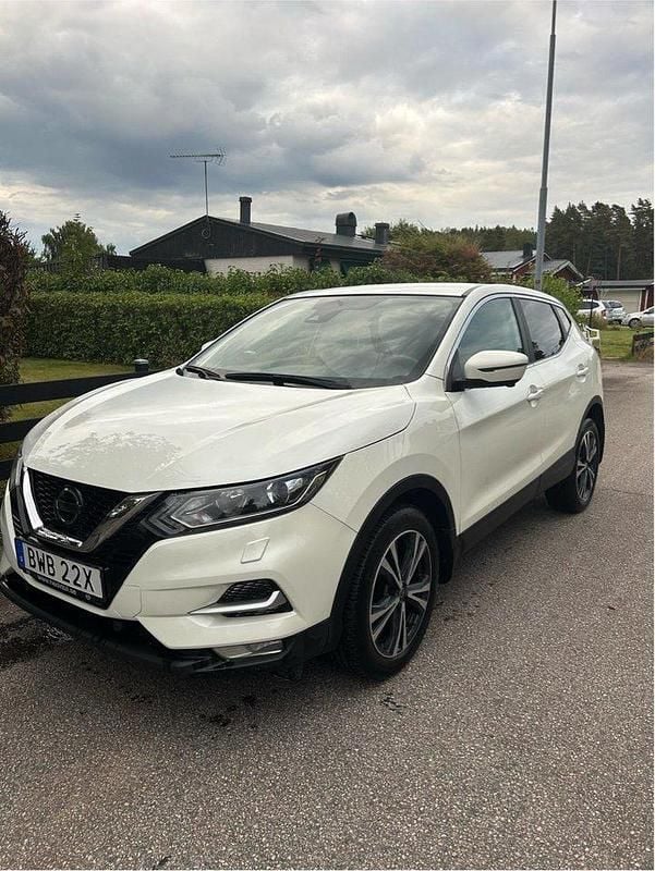 Vit Begagnad 2020 Nissan Qashqai SUV | 199 000 kr (Marknadspris) - Bild 1/4