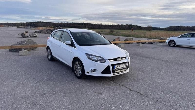 Vit Begagnad 2013 Ford Focus Titanium Halvkombi | 53 999 kr (Marknadspris) - Bild 1/3