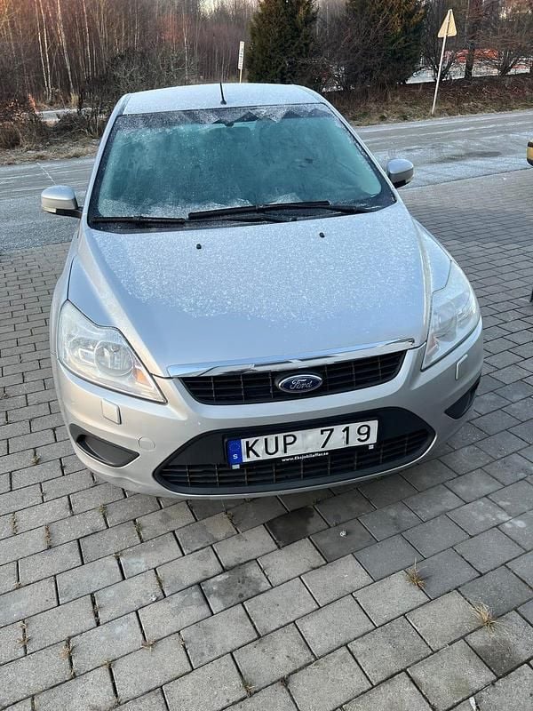 Silver Begagnad 2010 Ford Focus Halvkombi | 23 500 kr (Bra pris) - Bild 1/4