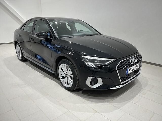 Brilliantsvart Begagnad 2023 Audi A3 Advanced Plus Sedan | 259 900 kr (Marknadspris) - Bild 1/4
