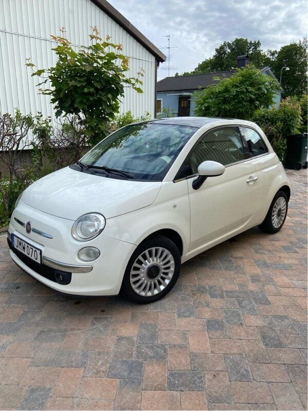 Vit Begagnad 2011 Fiat 500 Lounge Halvkombi | 43 500 kr (Bra pris) - Bild 1/4