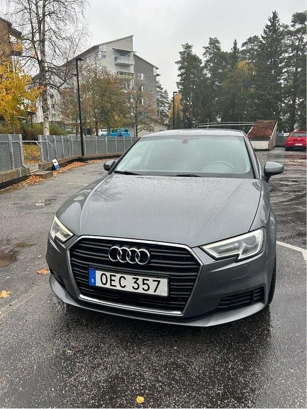 Grå Begagnad 2017 Audi A3 Sportback Comfort Halvkombi | 180 000 kr (Marknadspris) - Bild 1/4