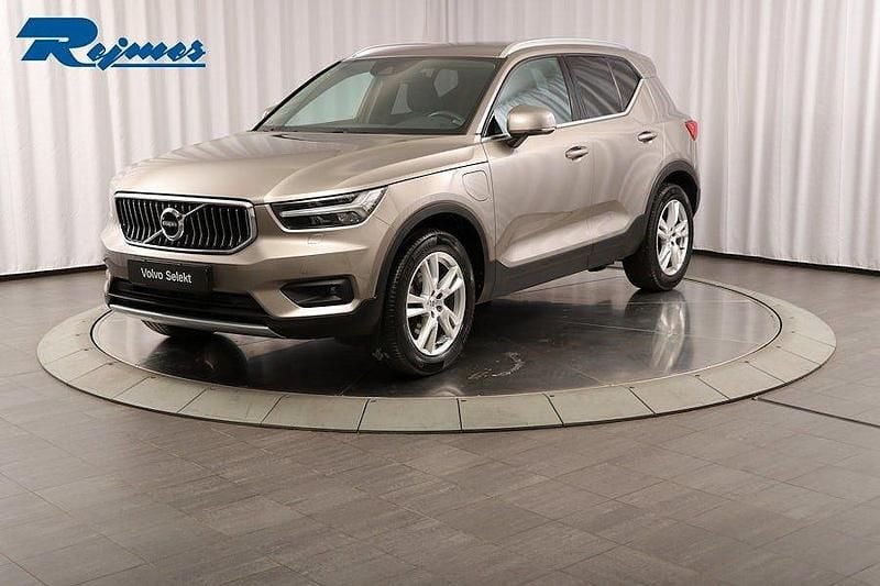 Grå (pebble grey metallic) Begagnad 2022 Volvo XC40 Inscription SUV | 349 900 kr (Bra pris) - Bild 1/4