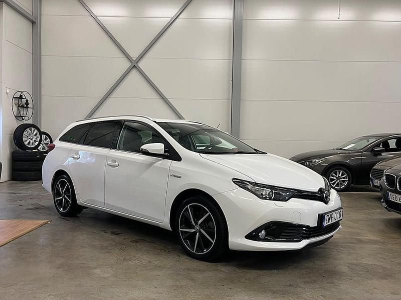 Vit Begagnad 2018 Toyota Auris Hybrid Kombi | 164 900 kr (Marknadspris) - Bild 1/4