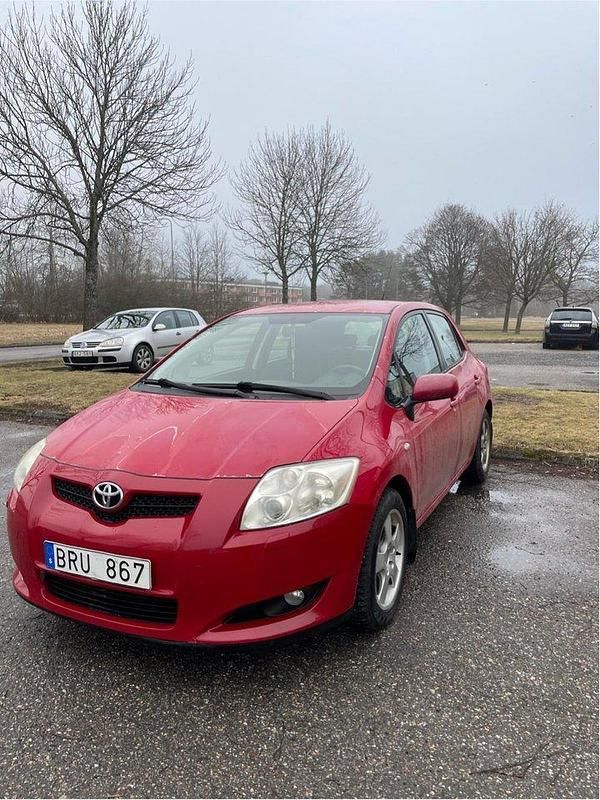 Röd Begagnad 2007 Toyota Auris Halvkombi | 40 000 kr (Marknadspris) - Bild 1/4