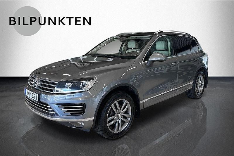 Gråmetallic Begagnad 2017 VW Touareg R-line SUV | 259 900 kr (Marknadspris) - Bild 1/4