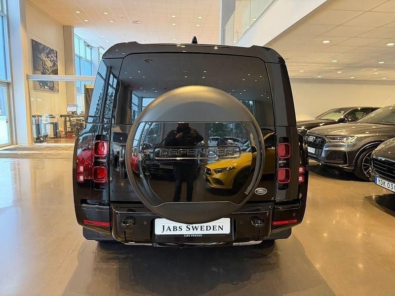 Begagnad Land Rover Defender Dynamic 301 HK (221 kW) 2023 Santorini svart metallic SUV