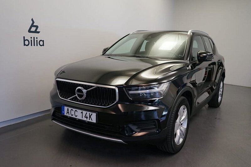 Svart Begagnad 2022 Volvo XC40 Momentum SUV | 269 500 kr (Marknadspris) - Bild 1/3