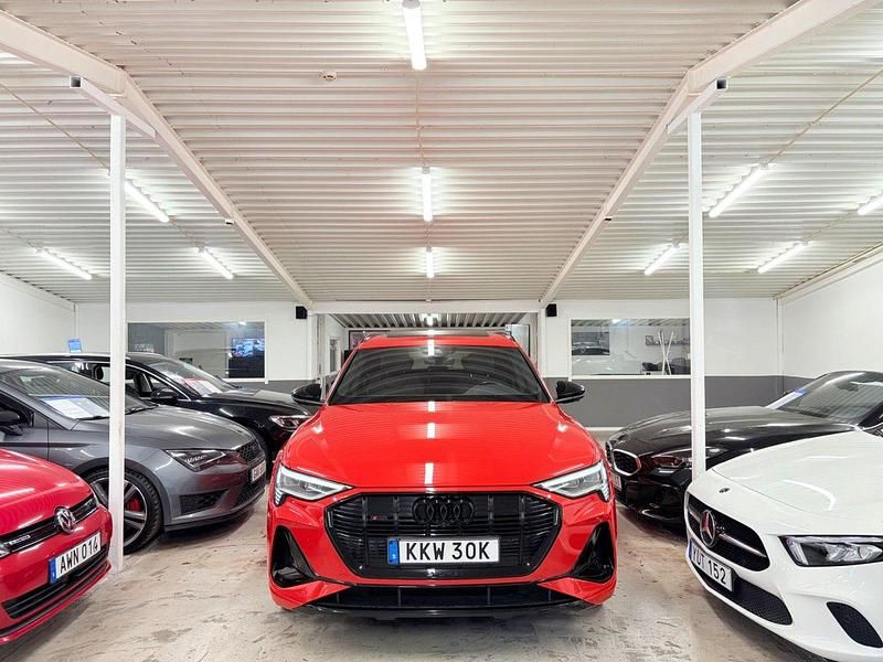 Röd Begagnad 2020 Audi e-tron S-Line SUV | 489 900 kr - Bild 1/4