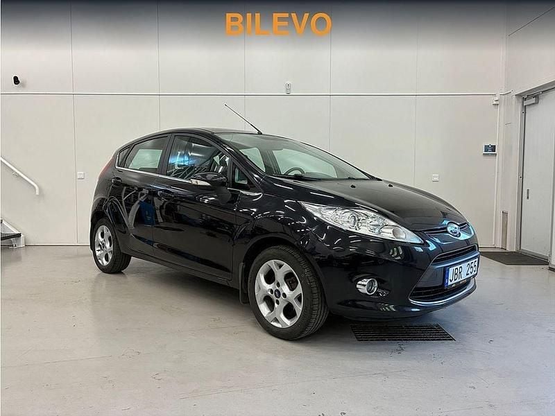 Svart Begagnad 2010 Ford Fiesta Titanium Halvkombi | 39 800 kr (Marknadspris) - Bild 1/4