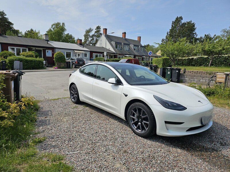 Vit Begagnad 2021 Tesla Model 3 Standard Range Plus Sedan | 320 000 kr (Dyr) - Bild 1/4