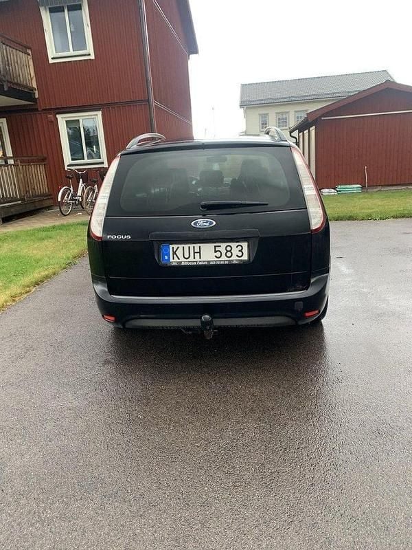 Svart Begagnad 2010 Ford Focus Titanium Kombi | 23 800 kr (Bra pris) - Bild 1/4