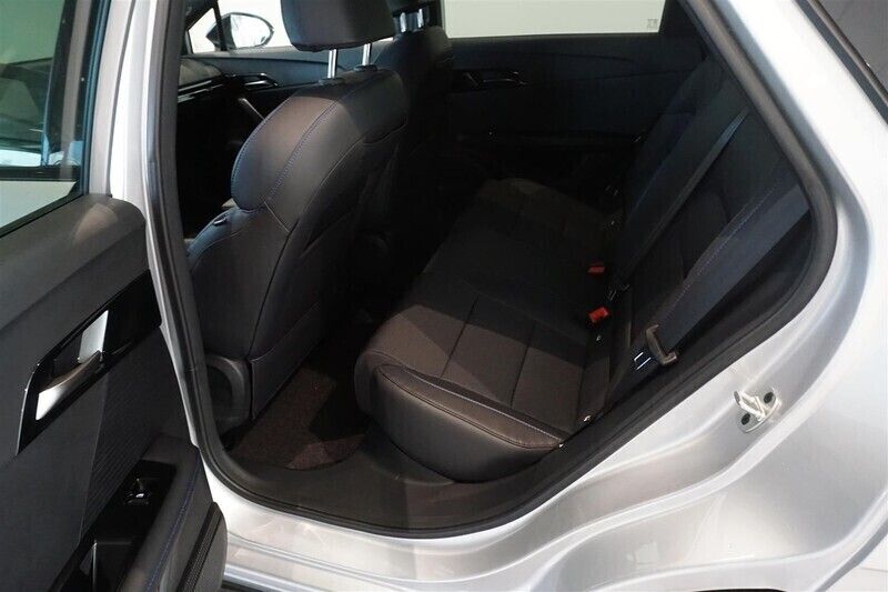 Begagnad MG MG4 EV Luxury 150 kW (204 HK) 2023 Grå/silver Halvkombi