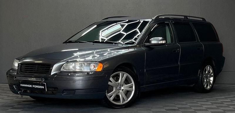 Grå Begagnad 2007 Volvo V70 Kombi | 49 900 kr (Marknadspris) - Bild 1/4