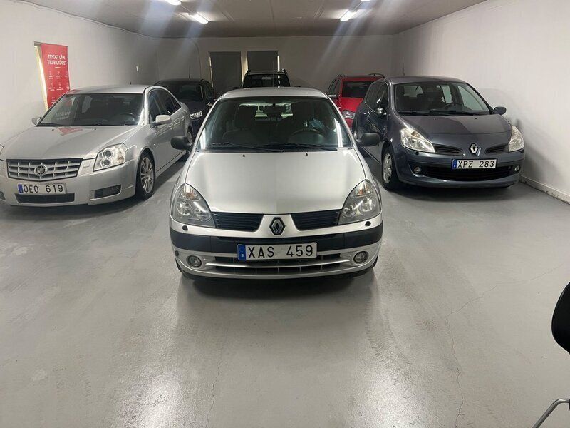 Ljusgrå Begagnad 2005 Renault Clio R.S. Authentique Halvkombi | 24 000 kr (Marknadspris) - Bild 1/4