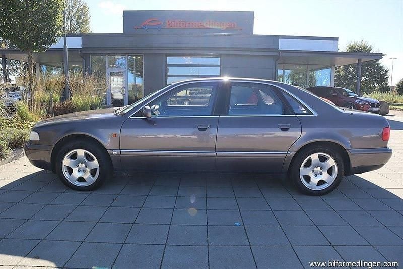 Grå samma som bilen Begagnad 1996 Audi A8 Sedan | 39 900 kr - Bild 1/4